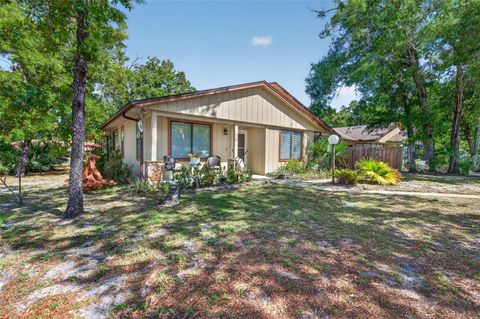 Photo of 10 Lakepoint Circle, Port Orange, FL 32128 (MLS # NS1088090)