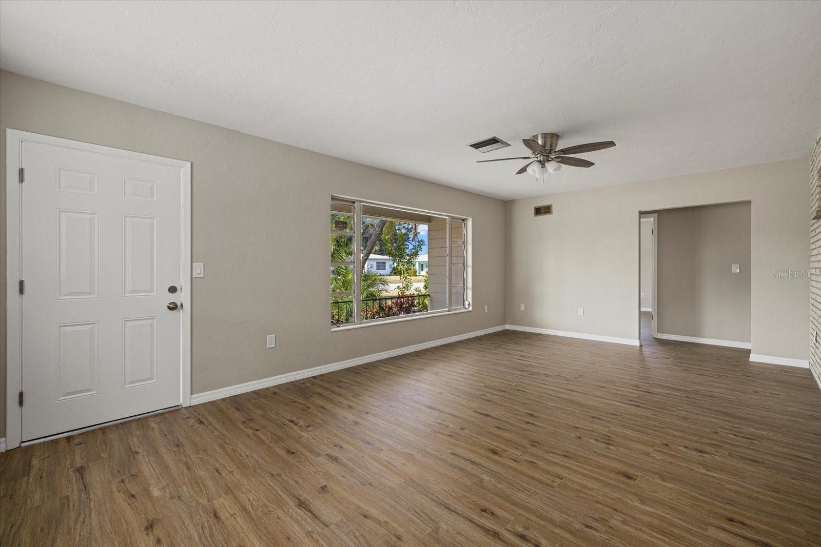 106 AURORA STREET E