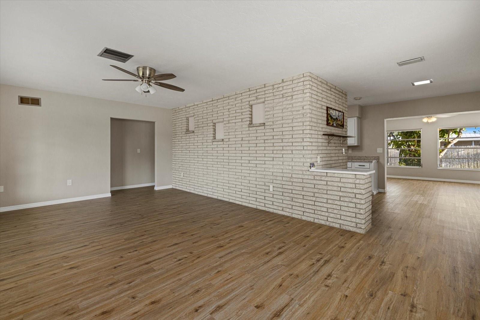 106 AURORA STREET E
