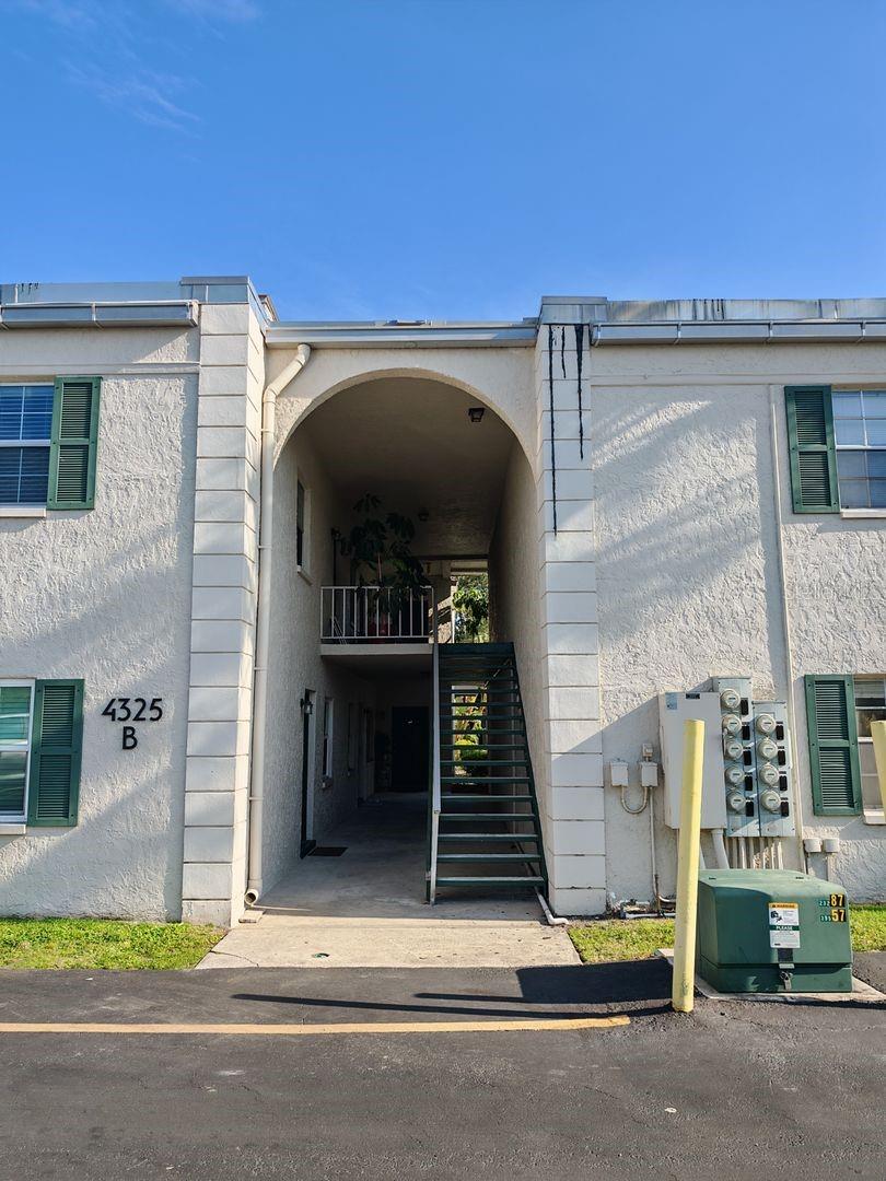 Discover the perfect combination of comfort and convenience in this well-maintained 2-bedroom, 1-bathroom condo, ideally situated in the heart of South Tampa. Whether you're a young professional, small family, or retiree, this home offers a vibrant lifestyle with all essential services just minutes away.