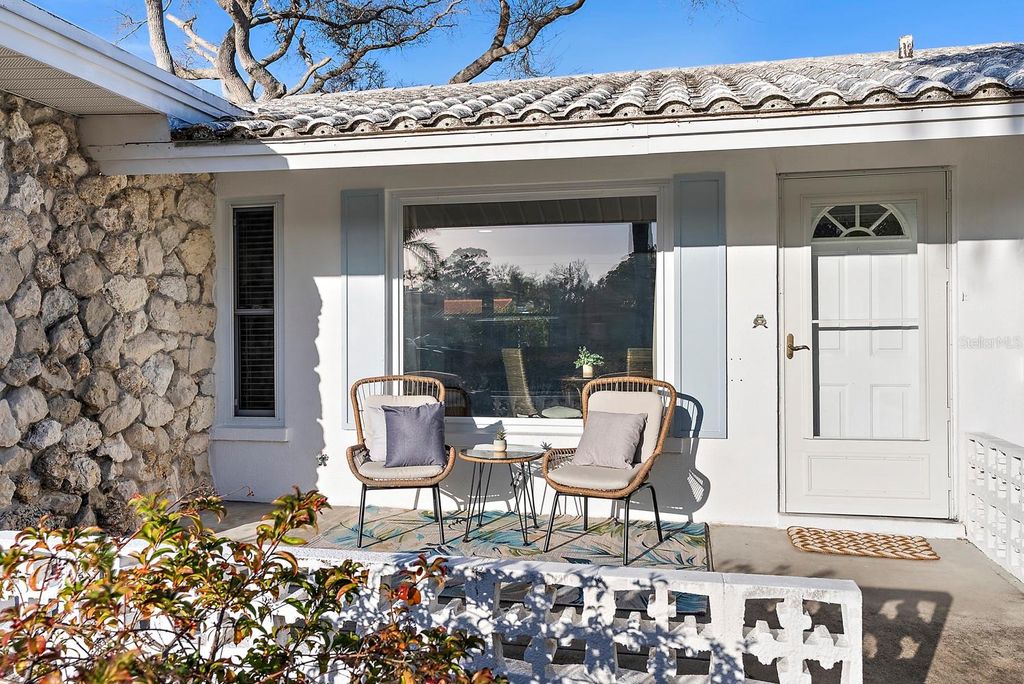 Photo of 514 Harbor Drive S, Venice, FL 34285 (MLS # N6143099)