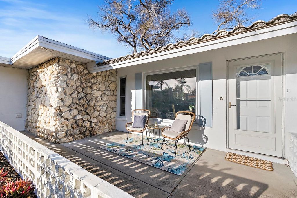 Photo of 514 Harbor Drive S, Venice, FL 34285 (MLS # N6143099)