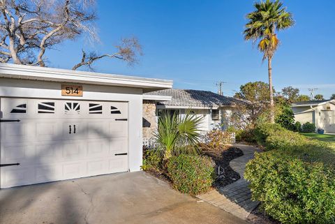 Photo of 514 Harbor Drive S, Venice, FL 34285 (MLS # N6143099)