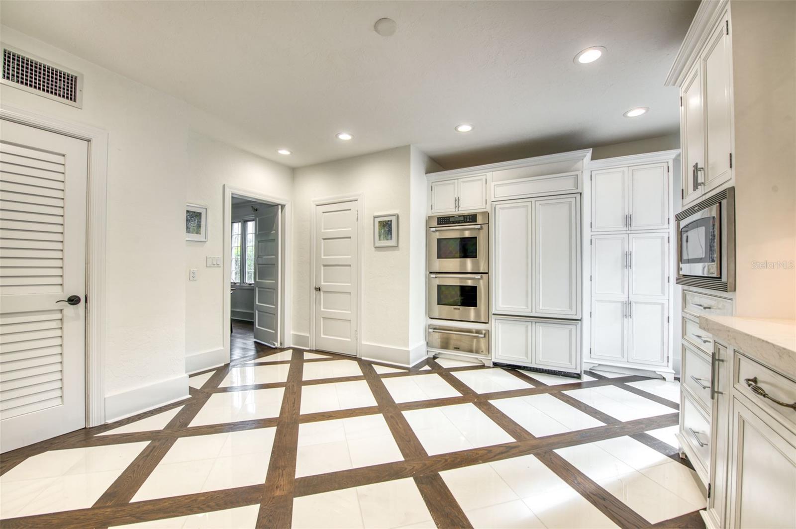 SAINT ARMANDS DIV JOHN RINGLING ESTATES - Residential