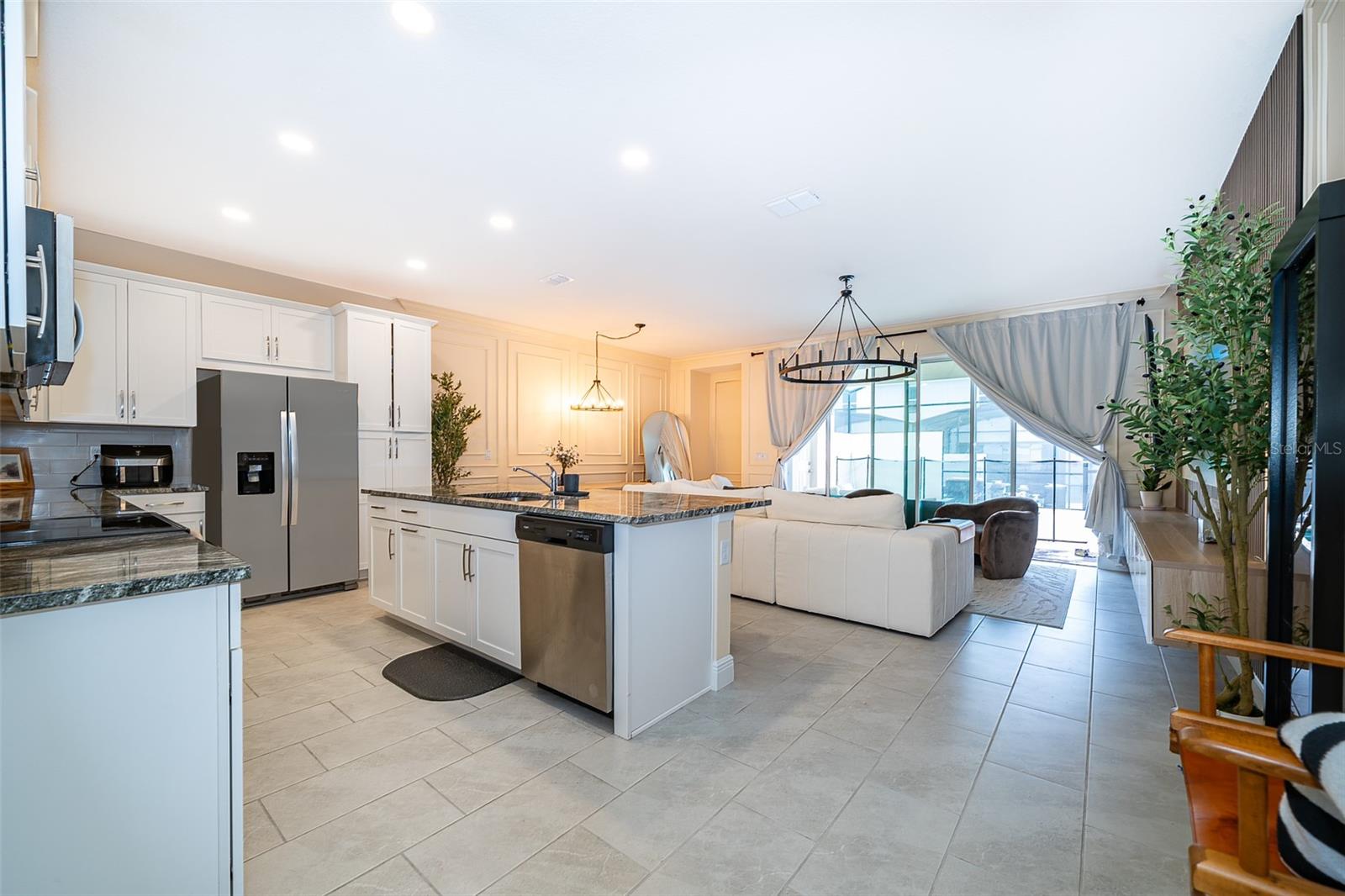 1660 TROPICAL PALMS CIRCLE