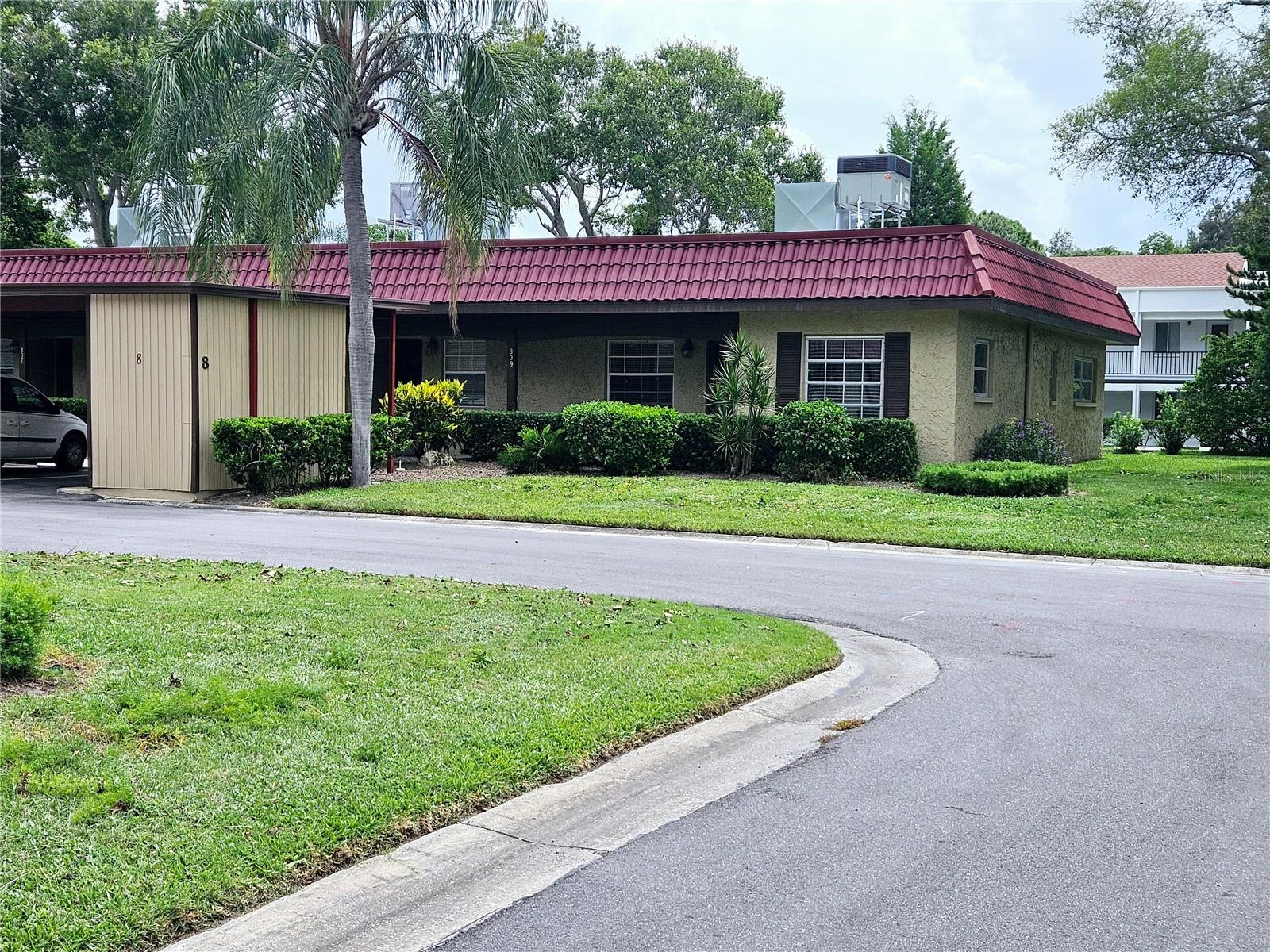 This lovely 2 bed 2 bath villa is located in the 55+ community of Pinewood Village. This quiet community is centrally located to shopping and the beaches. This corner unit has granite in the kitchen, laminate flooring, updated baths. Come out and see this today!