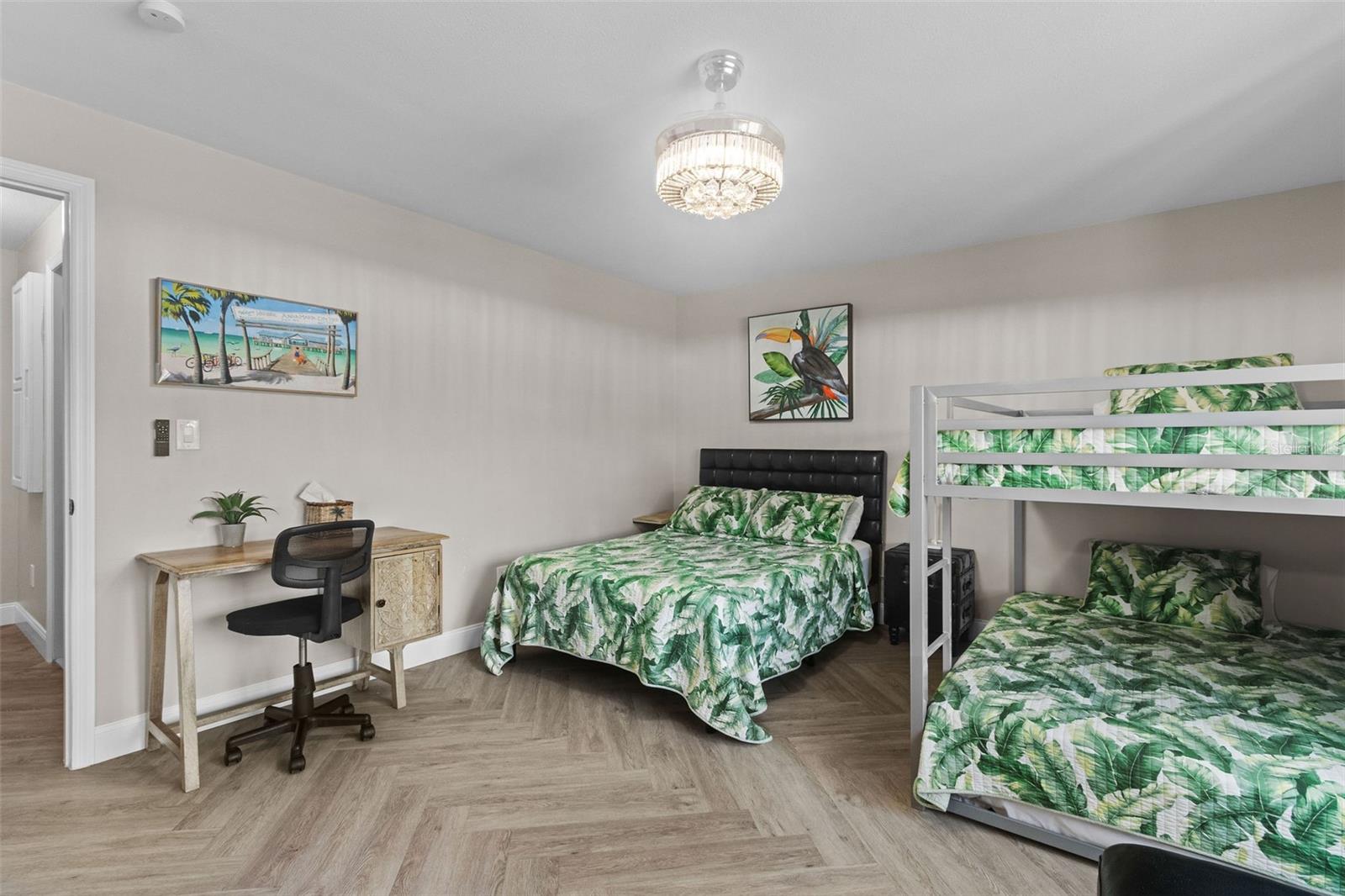 UNIVERSITY SQUARE UNIT 1 - Residential