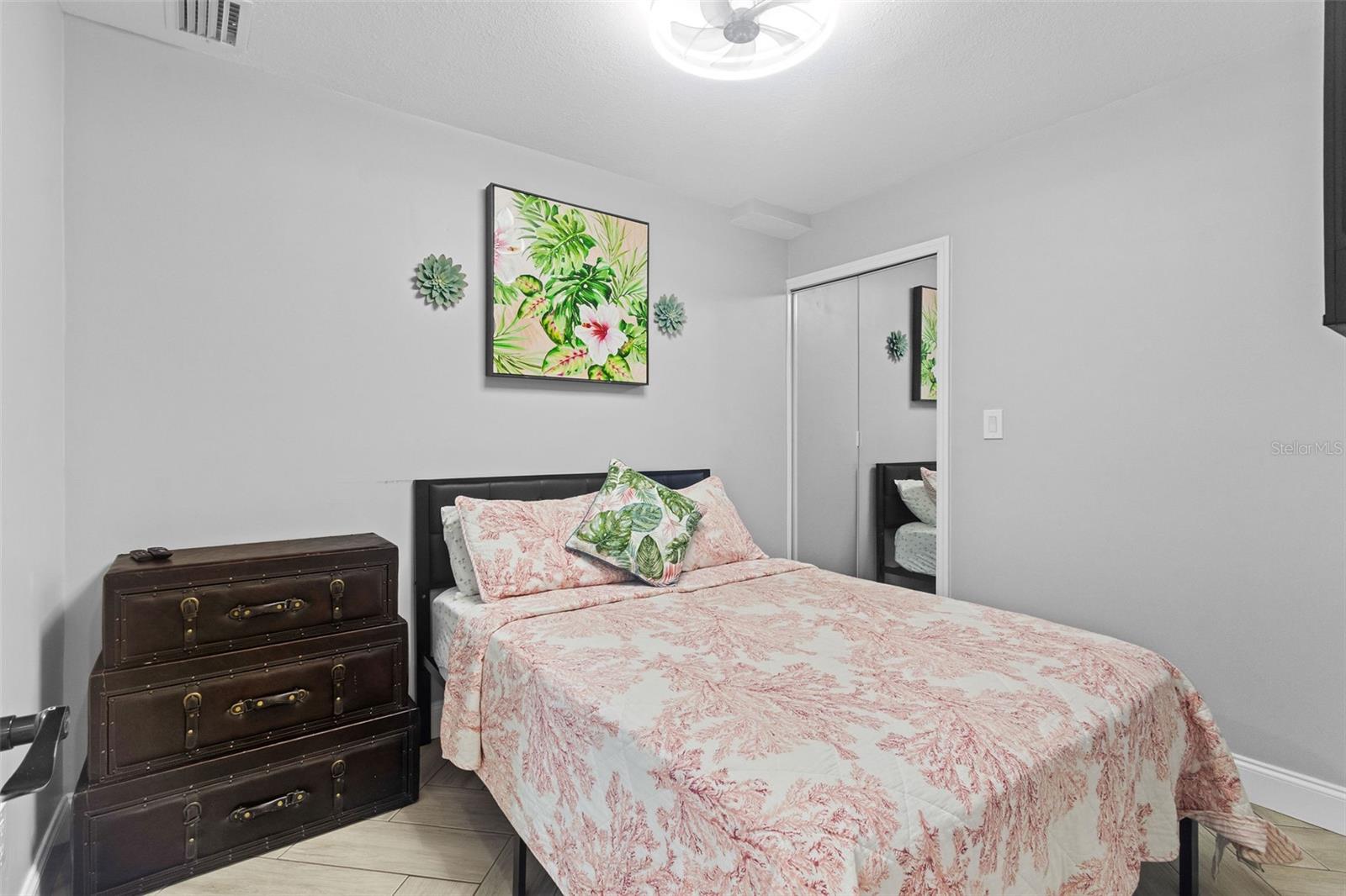 UNIVERSITY SQUARE UNIT 1 - Residential