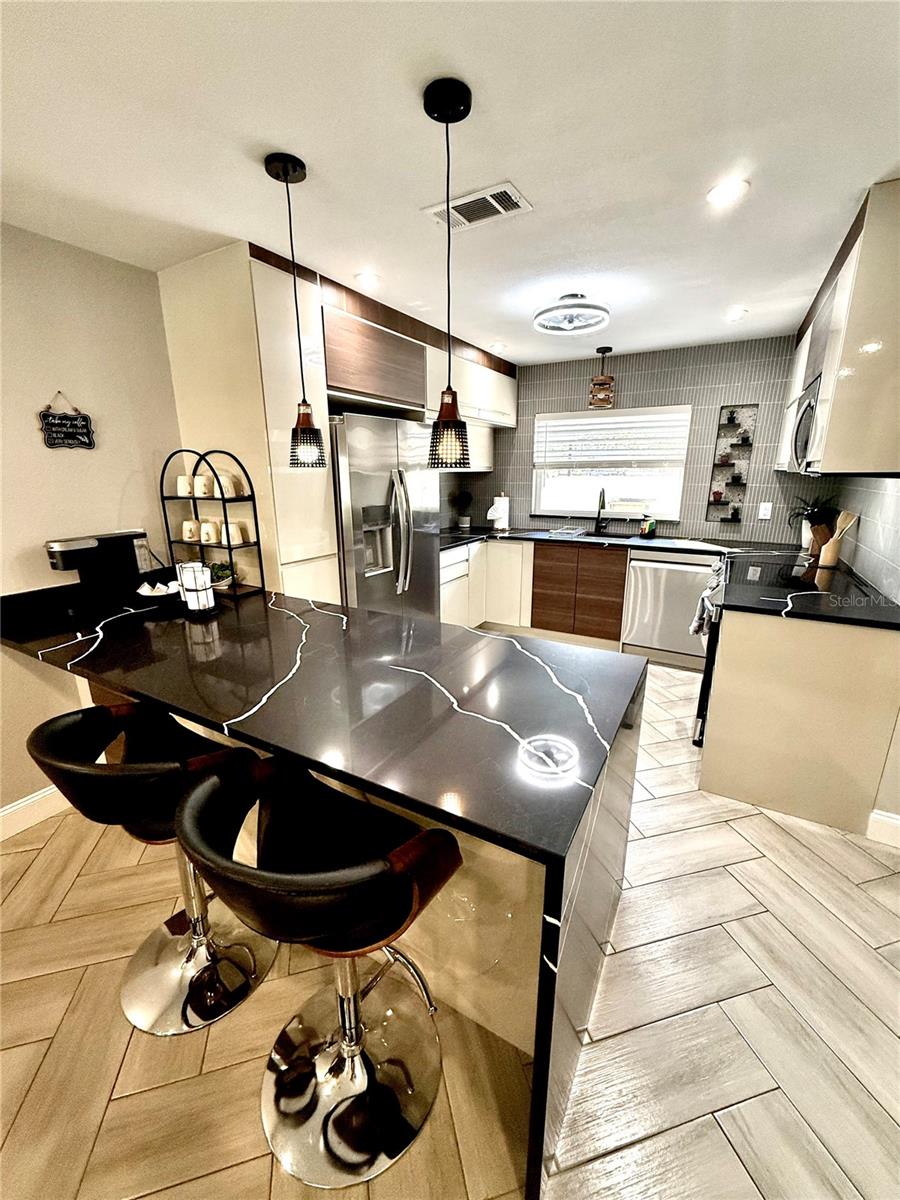 UNIVERSITY SQUARE UNIT 1 - Residential