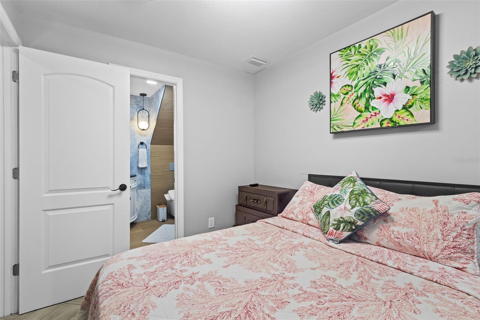 UNIVERSITY SQUARE UNIT 1 - Residential