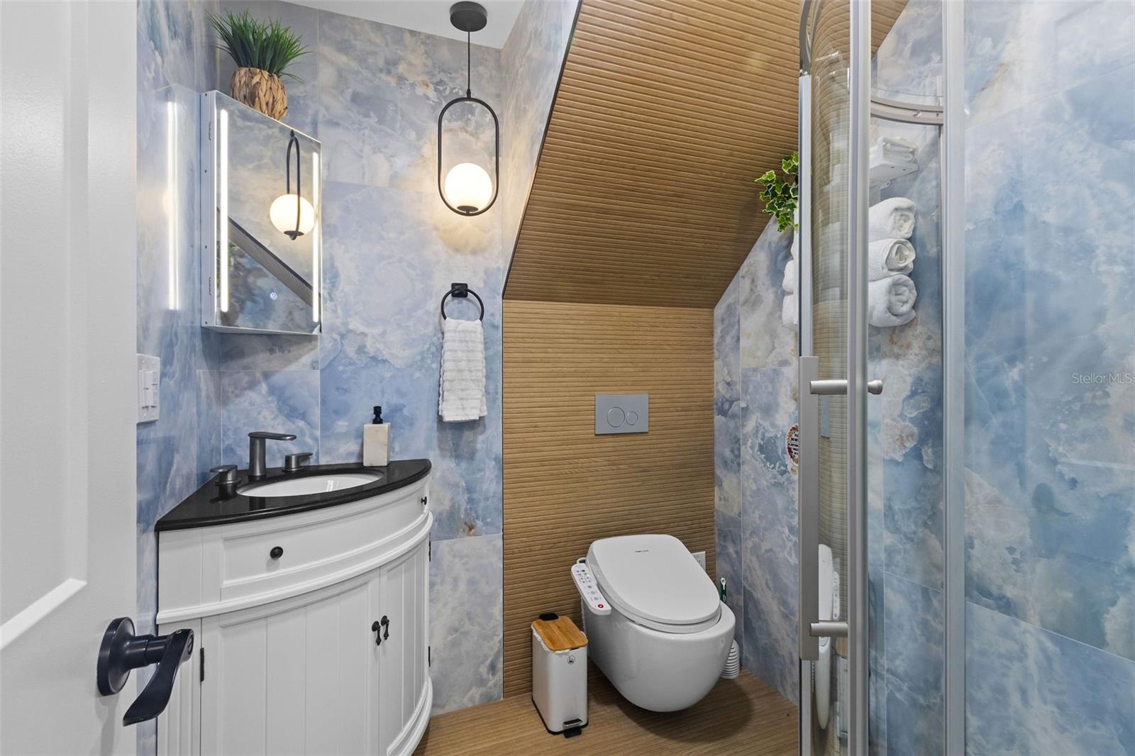 UNIVERSITY SQUARE UNIT 1 - Residential