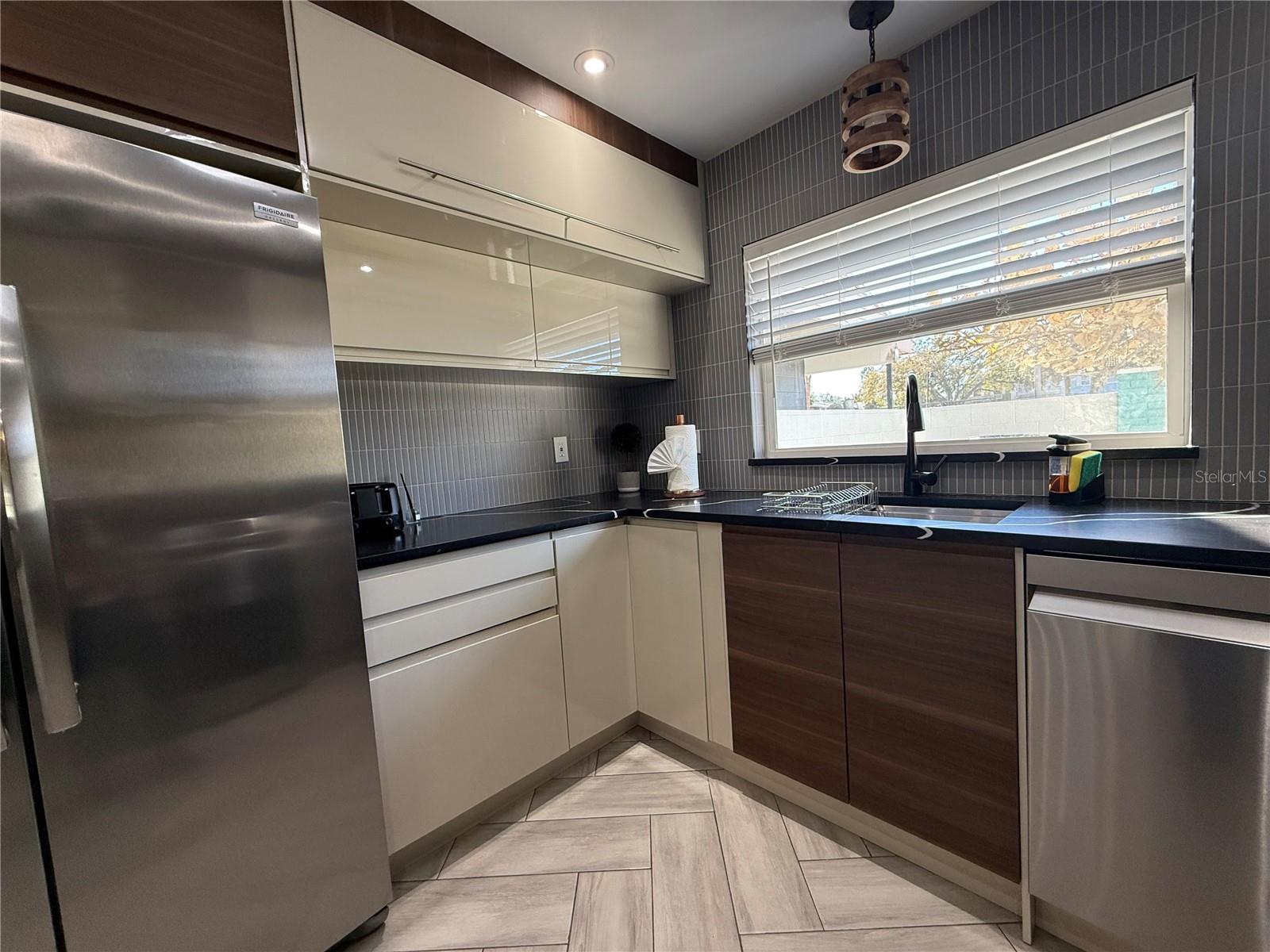 UNIVERSITY SQUARE UNIT 1 - Residential