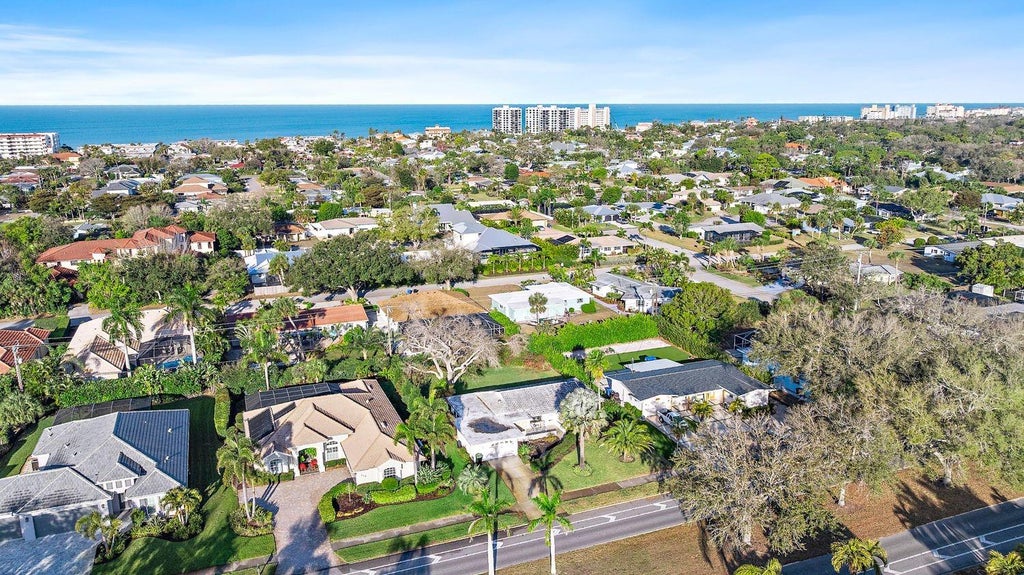 Photo of 514 Harbor Drive S, Venice, FL 34285 (MLS # N6146358)