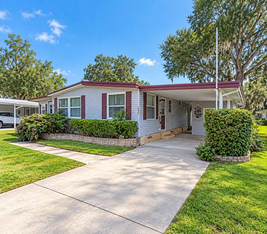 Photo of 512 Palo Verde Drive, Leesburg, FL 34748 (MLS # G5118634)