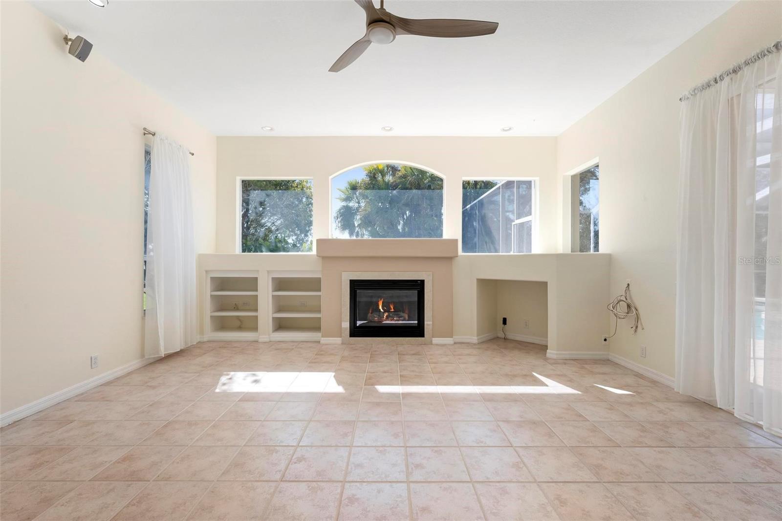 PELICAN POINTE GOLF & COUNTRY CLUB - Residential