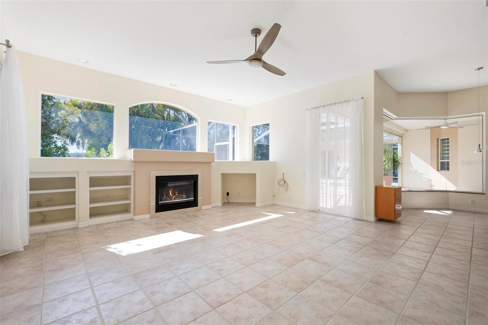 PELICAN POINTE GOLF & COUNTRY CLUB - Residential