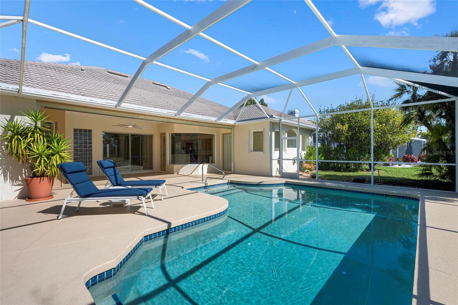 PELICAN POINTE GOLF & COUNTRY CLUB - Residential