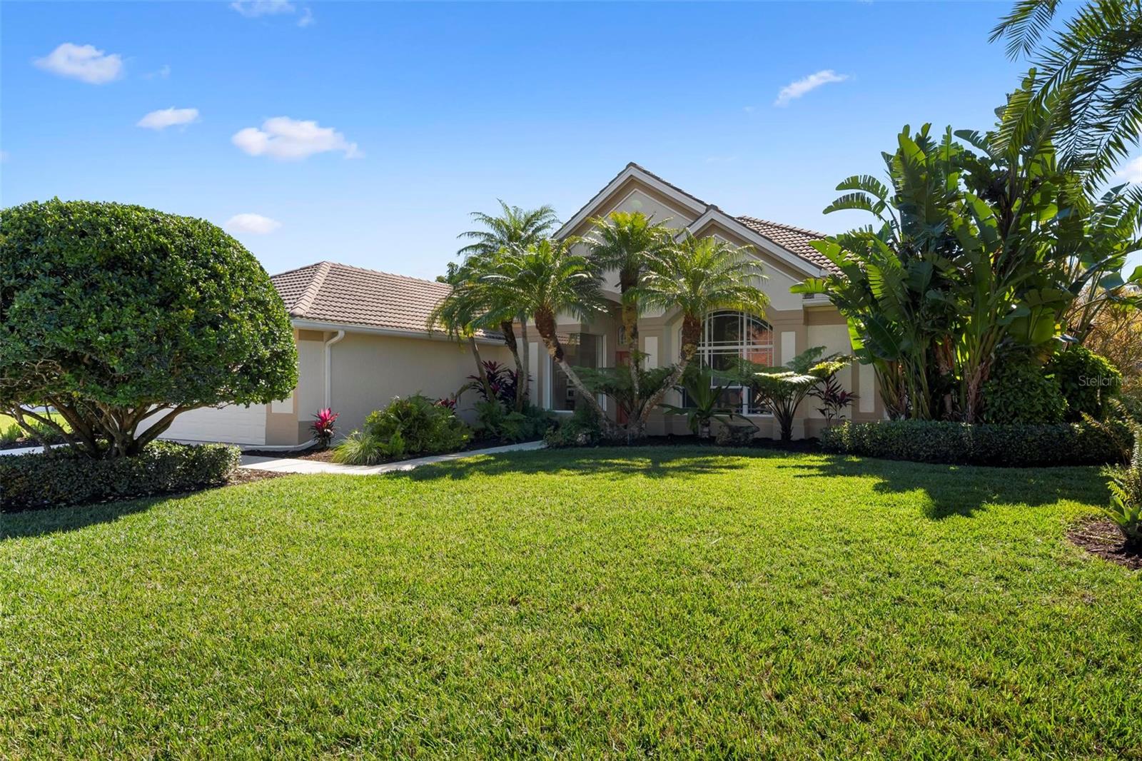 PELICAN POINTE GOLF & COUNTRY CLUB - Residential