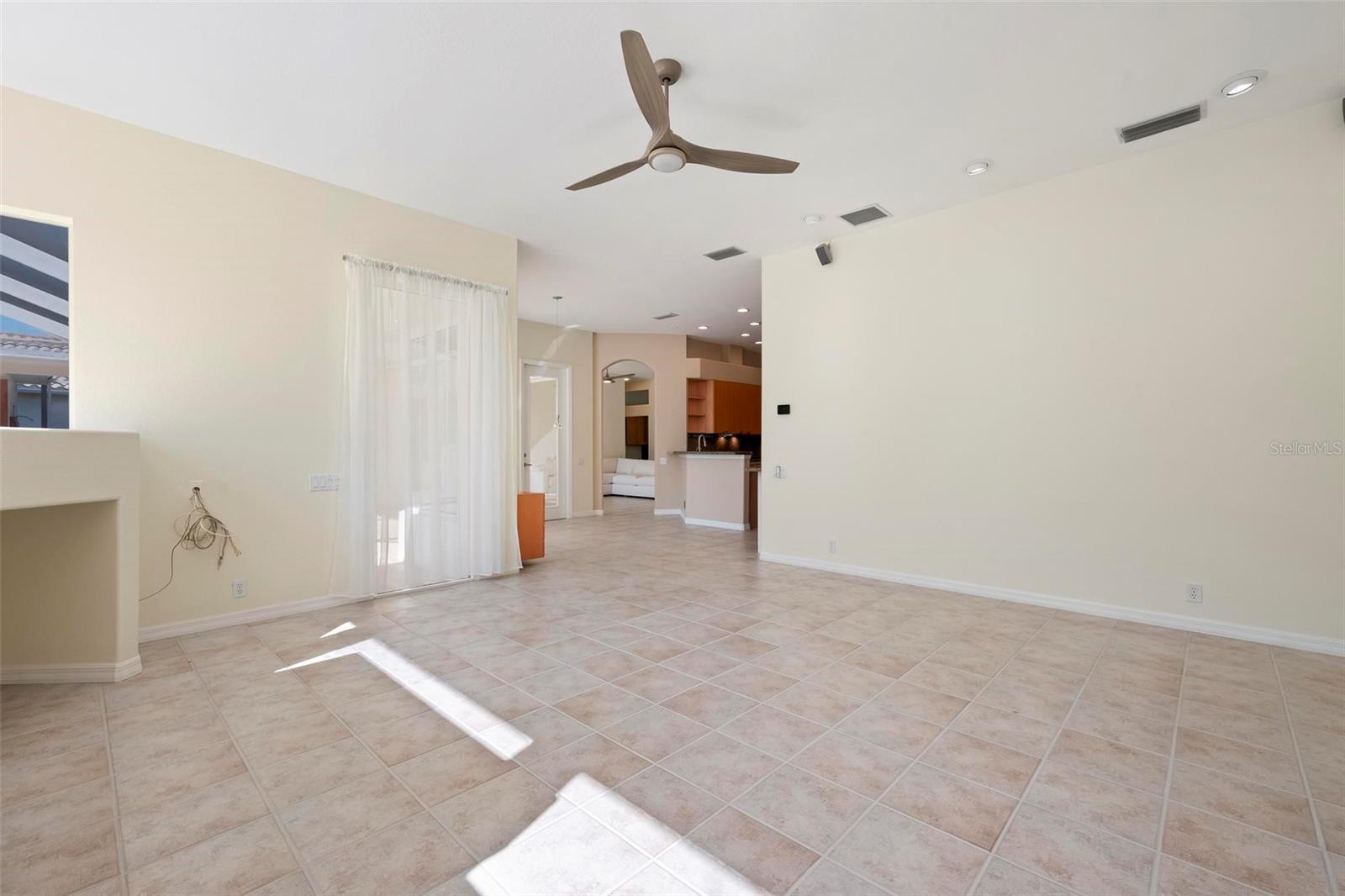 PELICAN POINTE GOLF & COUNTRY CLUB - Residential