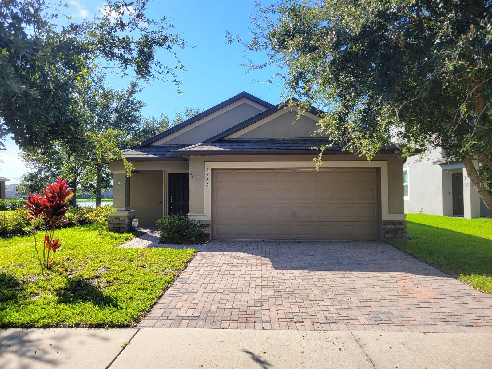 ***PERFECT OPPORTUNITY***
Awesome three bedroom two bathroom home available now with an open family room, dining room concept This property showcases 1340 square feet with vaulted ceilings and huge windows for lots of sunshine and a stunning lake view. The kitchen is truly a highlight with its like-new stainless steel appliances and large cabinets. The master bedroom has big walk in closet and the master bathroom has a large tile shower. A fantastic community pool and recreation area is just blocks away. Certainly a great home that is ready for the next great tenant. Contact us today for additional information.