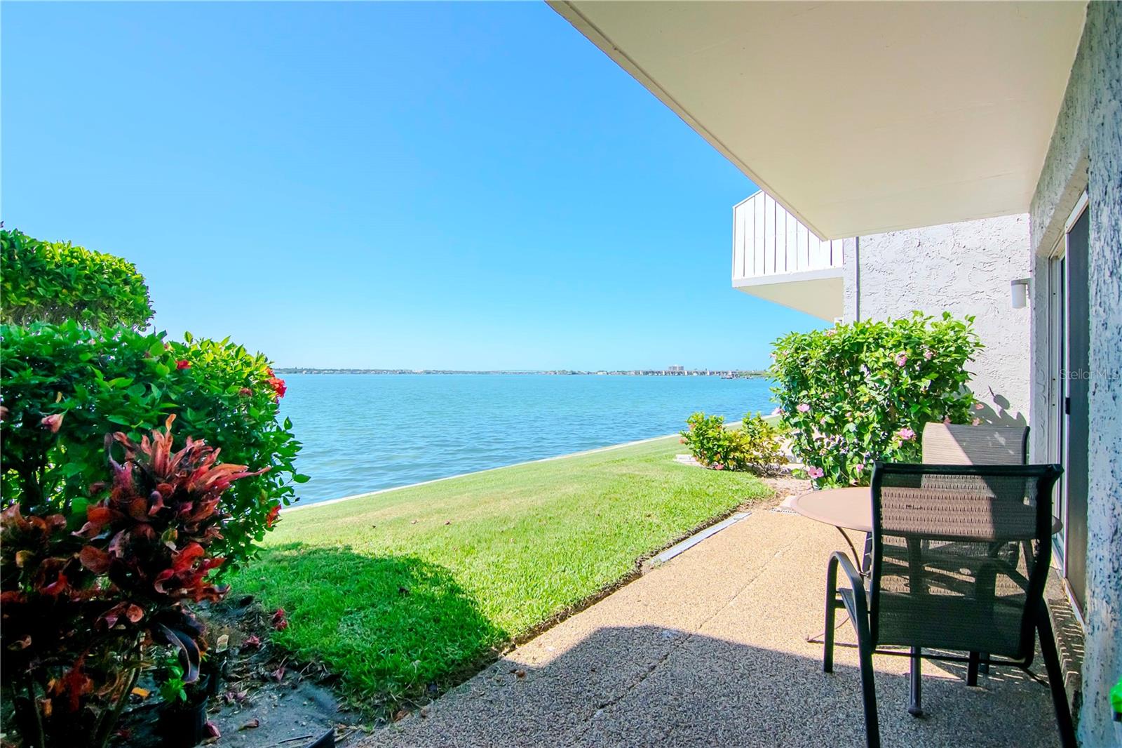 Move in ready, fully furnished. Looking for an annual lease? Here you go! Steps from the Intracoastal Waterway, across Gulf blvd, access to the wonderful Sand key beach. Great location, You want to be close to the WATER, this is perfect.