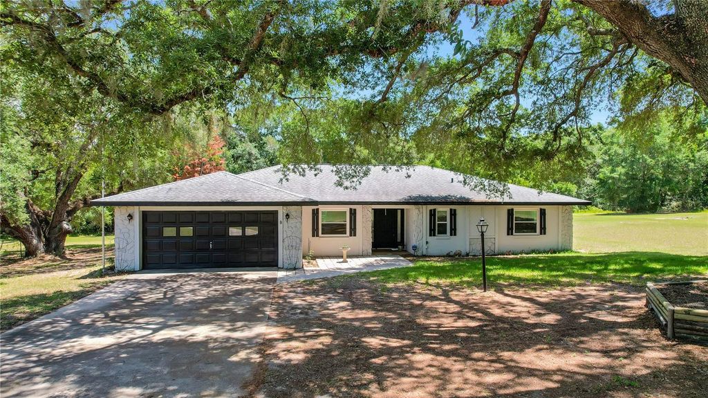Photo of 17373 SE 130th Avenue, Weirsdale, FL 32195 (MLS # G5112110)