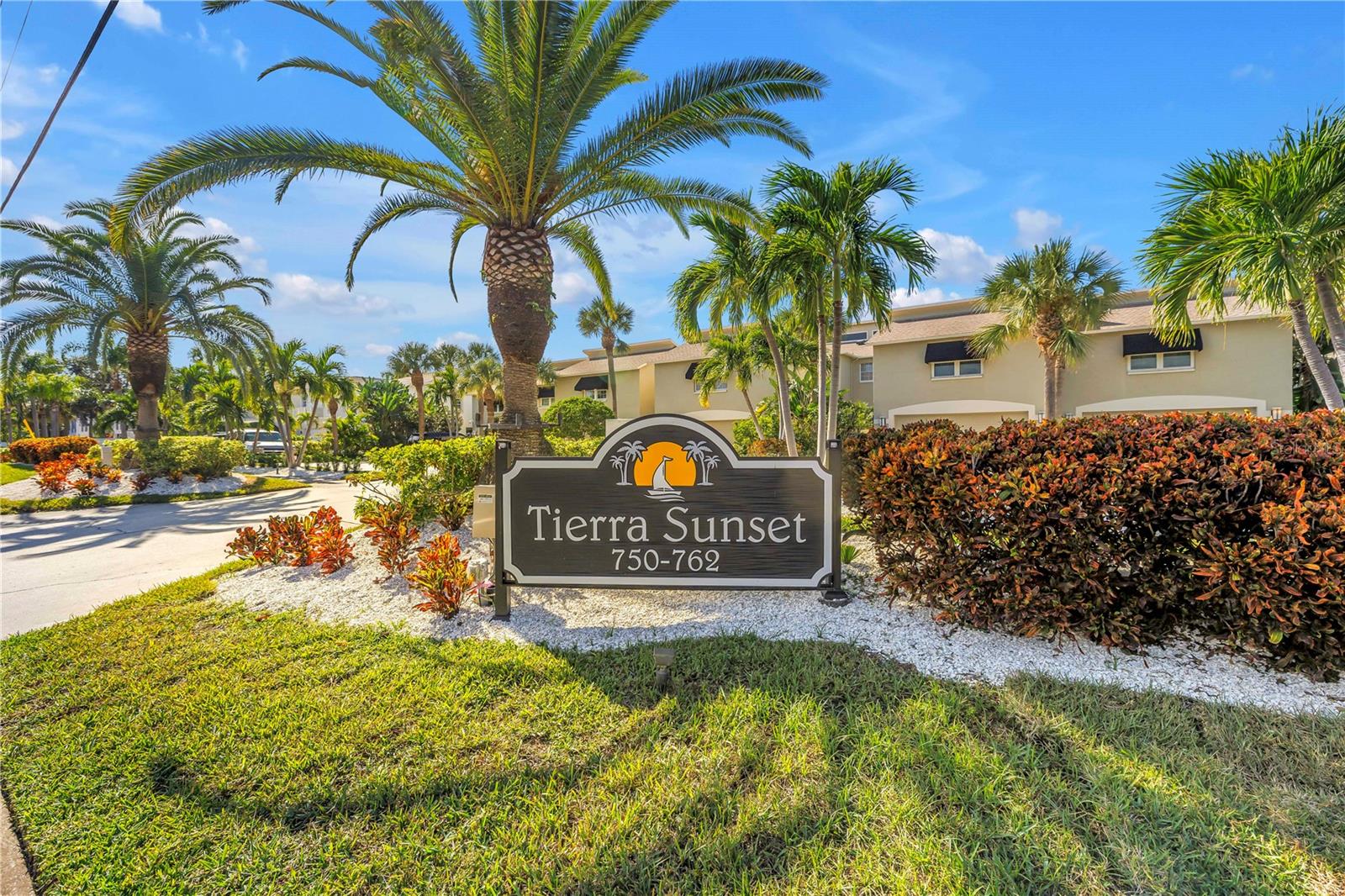 TIERRA SUNSET TWNHS - Residential