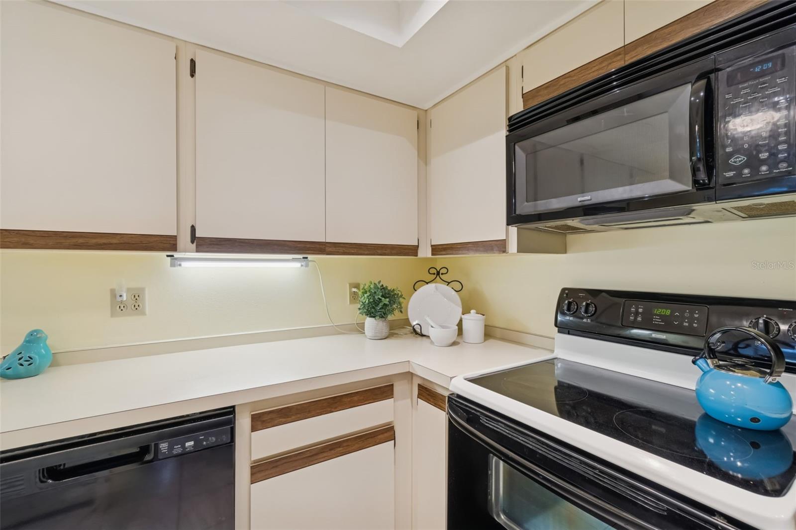 TOWNHOMES OF WESTLAKE - Residential