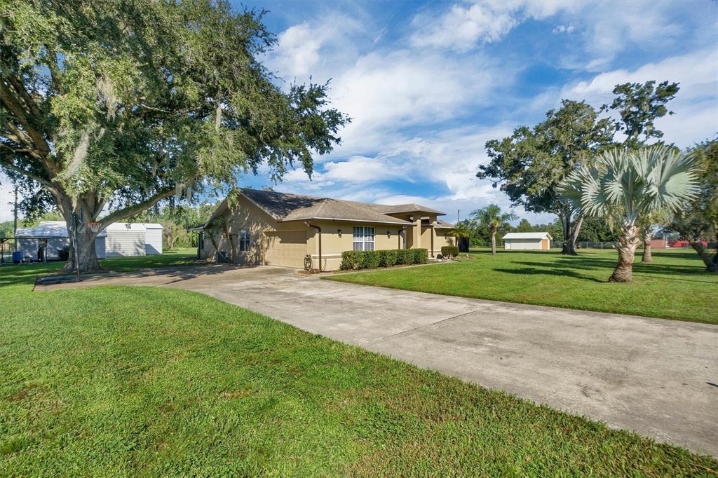 Photo of 302 N Webb Road, Plant City, FL 33566 (MLS # P4940133)