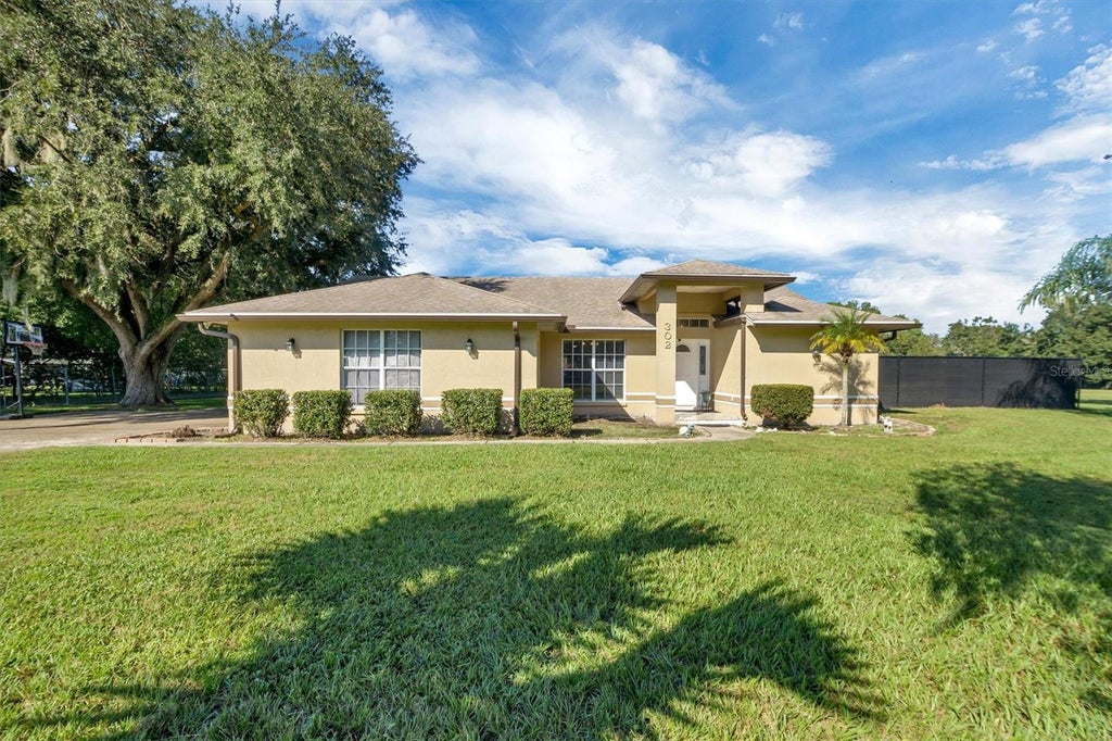 Photo of 302 N Webb Road, Plant City, FL 33566 (MLS # P4940133)