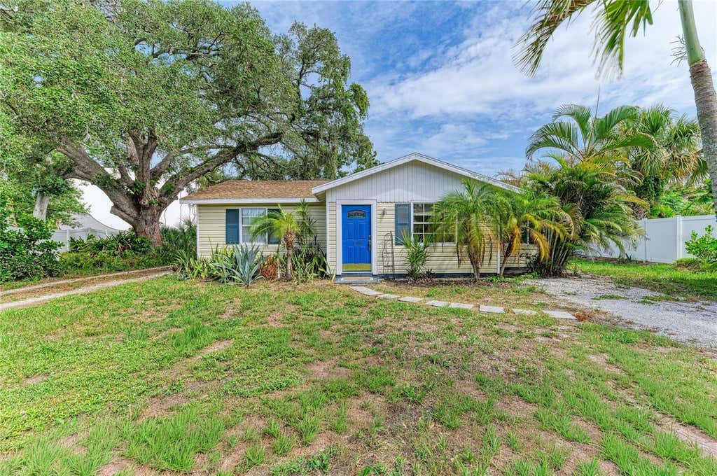 Photo of 1300 Loma Linda Court, Sarasota, FL 34239 (MLS # A4700072)