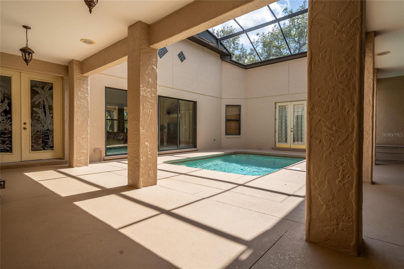 2622 CAROLYN STREET