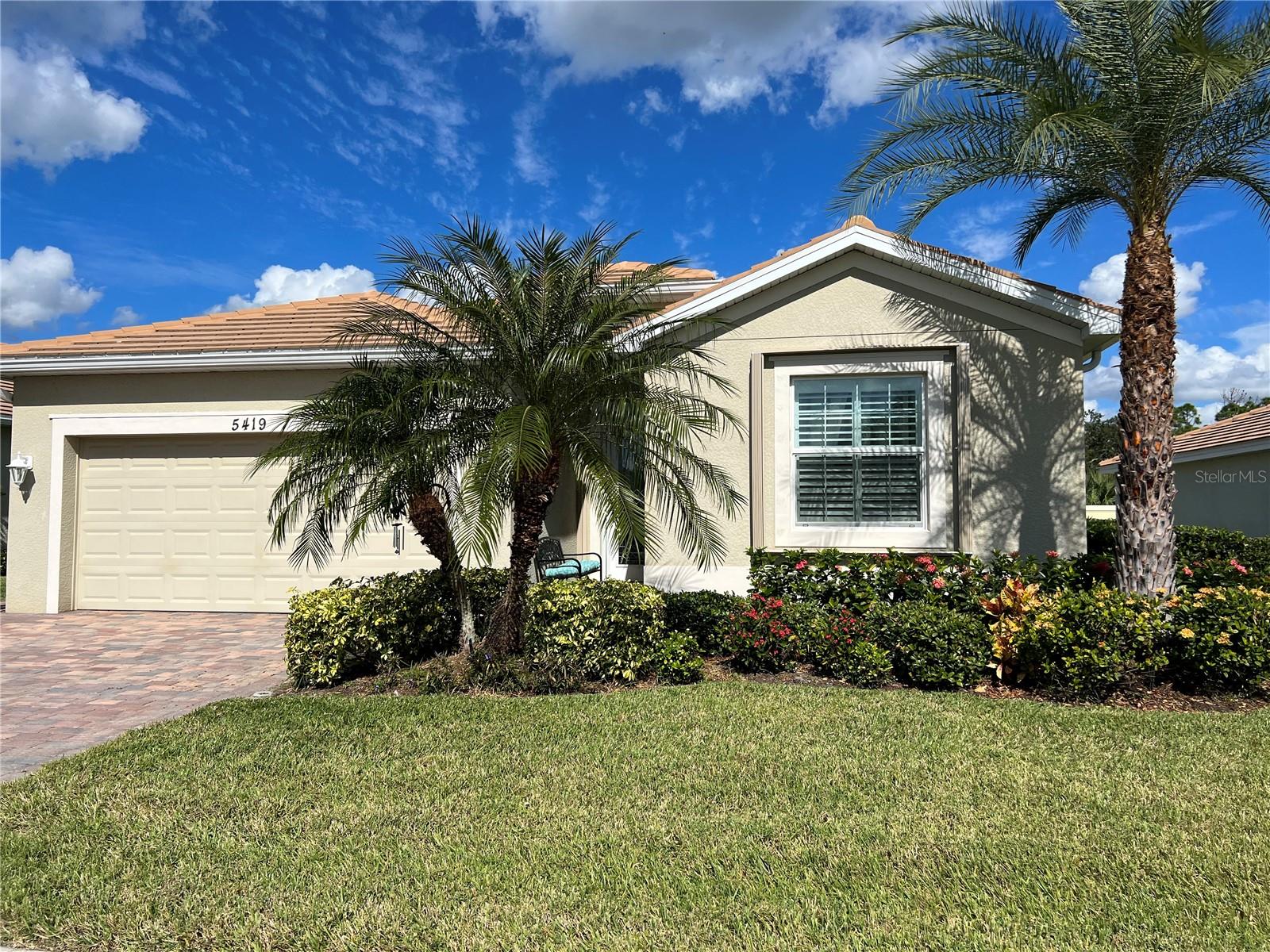 **SHORT TERM or SEASONAL 4/3/2 GORGEOUS HOME AVAILABLE****AVAILABLE NOW & ALL OF 2026 INCLUDING SEASON** Come check out Charleston Park, this impressive gated community is full of life and quiet enjoyment. With a clubhouse, fitness center, and beautiful pool right down the road this home has it all!! Boasting a STUNNING open kitchen, all stainless steel appliances, and granite counter tops!! Master bath features a spacious area with garden tub and walk in shower. Enjoy the privacy of the awesome split floor plan!! Second, third AND FOURTH bedrooms feature queen size bed sets, giving plenty of room for guests! SEASON PRICE $3450. LISTED PRICE IS OFFSEASON ONLY DOES NOT INCLUDE CLEANING FEE OR SALES TAX. LEASE for 6months plus 1 day to avoid taxes.
**NEW PICS TO COME SOON, LISTED PHOTOS DONT SHOW NEW BEDROOM SET IN FOURTH BEDROOM*
