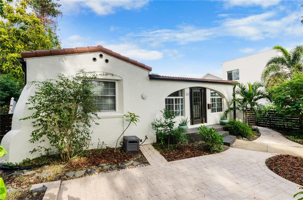 Photo of 717 19th Avenue N, St Petersburg, FL 33704 (MLS # TB8452797)