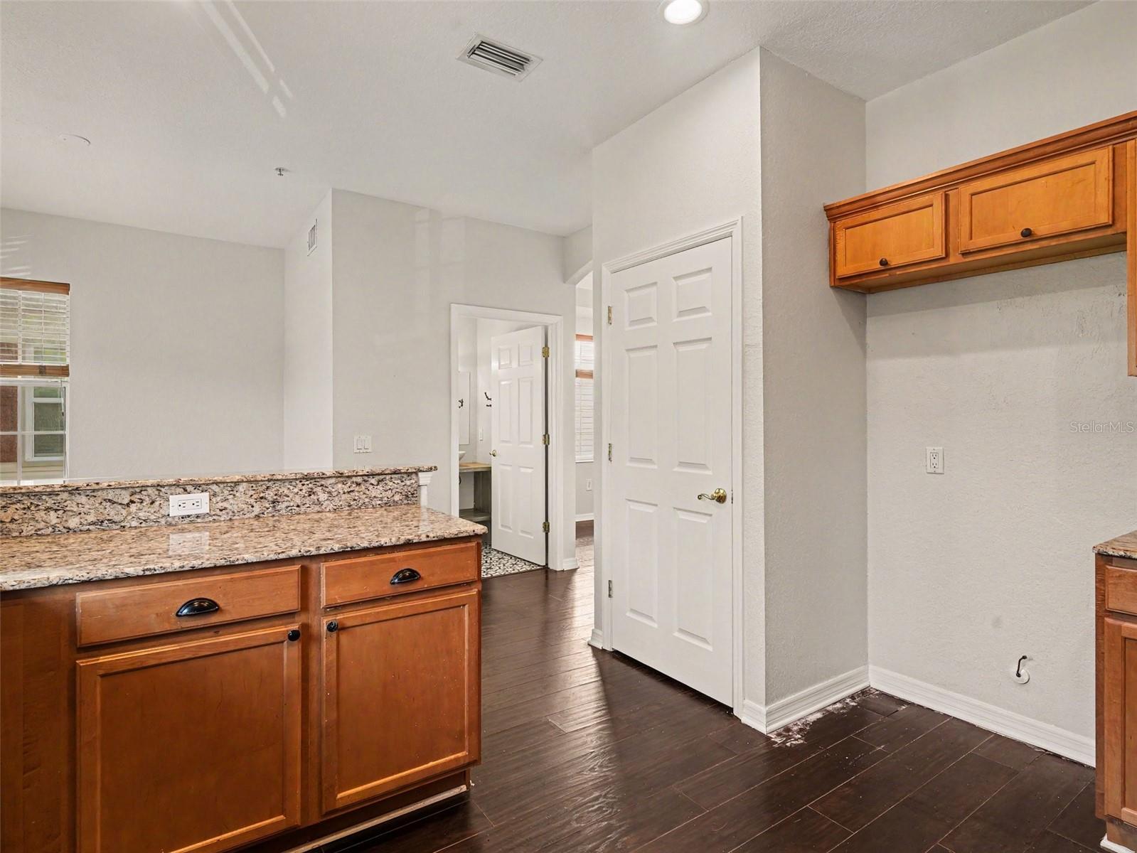 RIVERBAY TWNHMS PH ONE - Residential