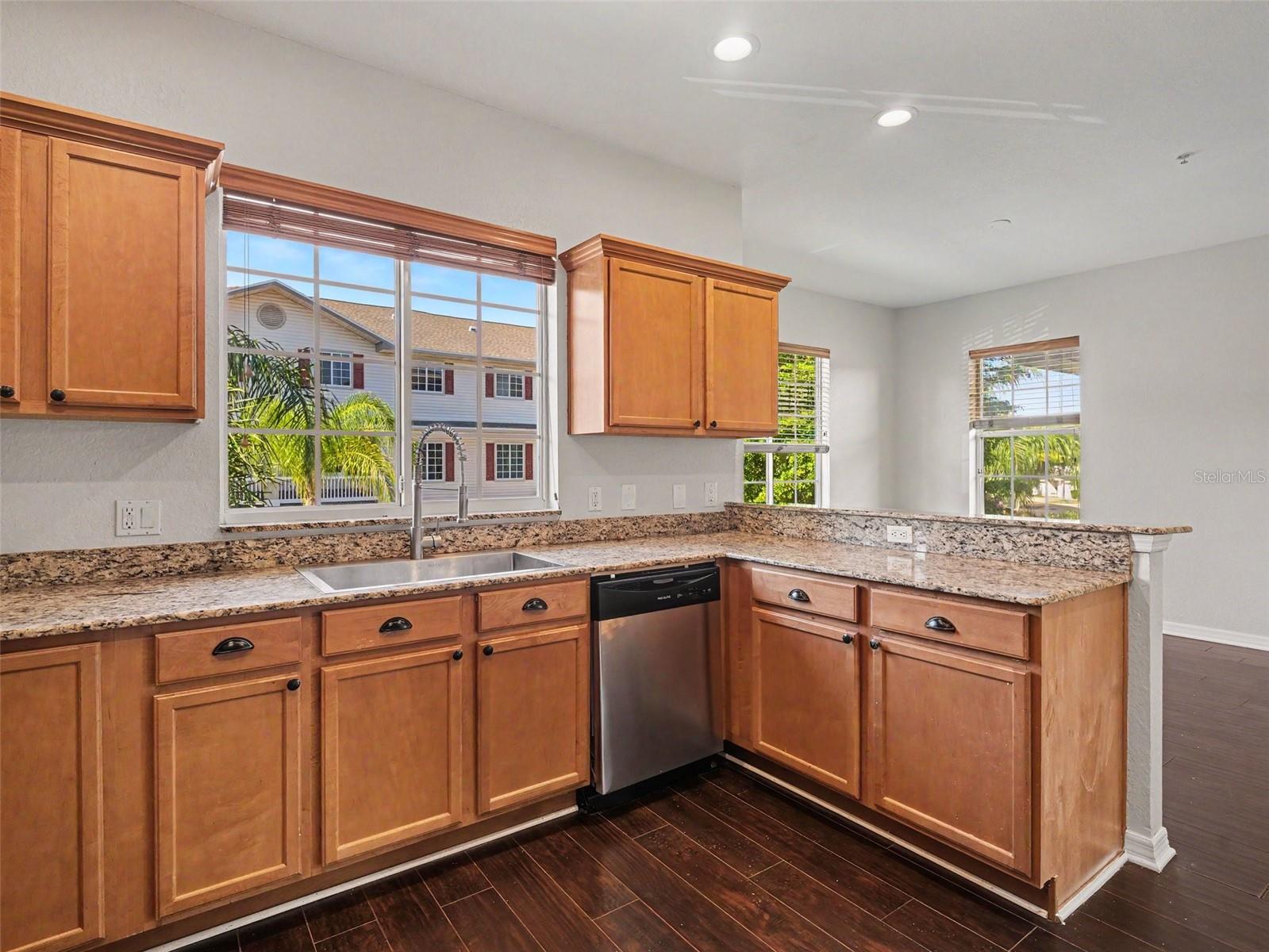 RIVERBAY TWNHMS PH ONE - Residential