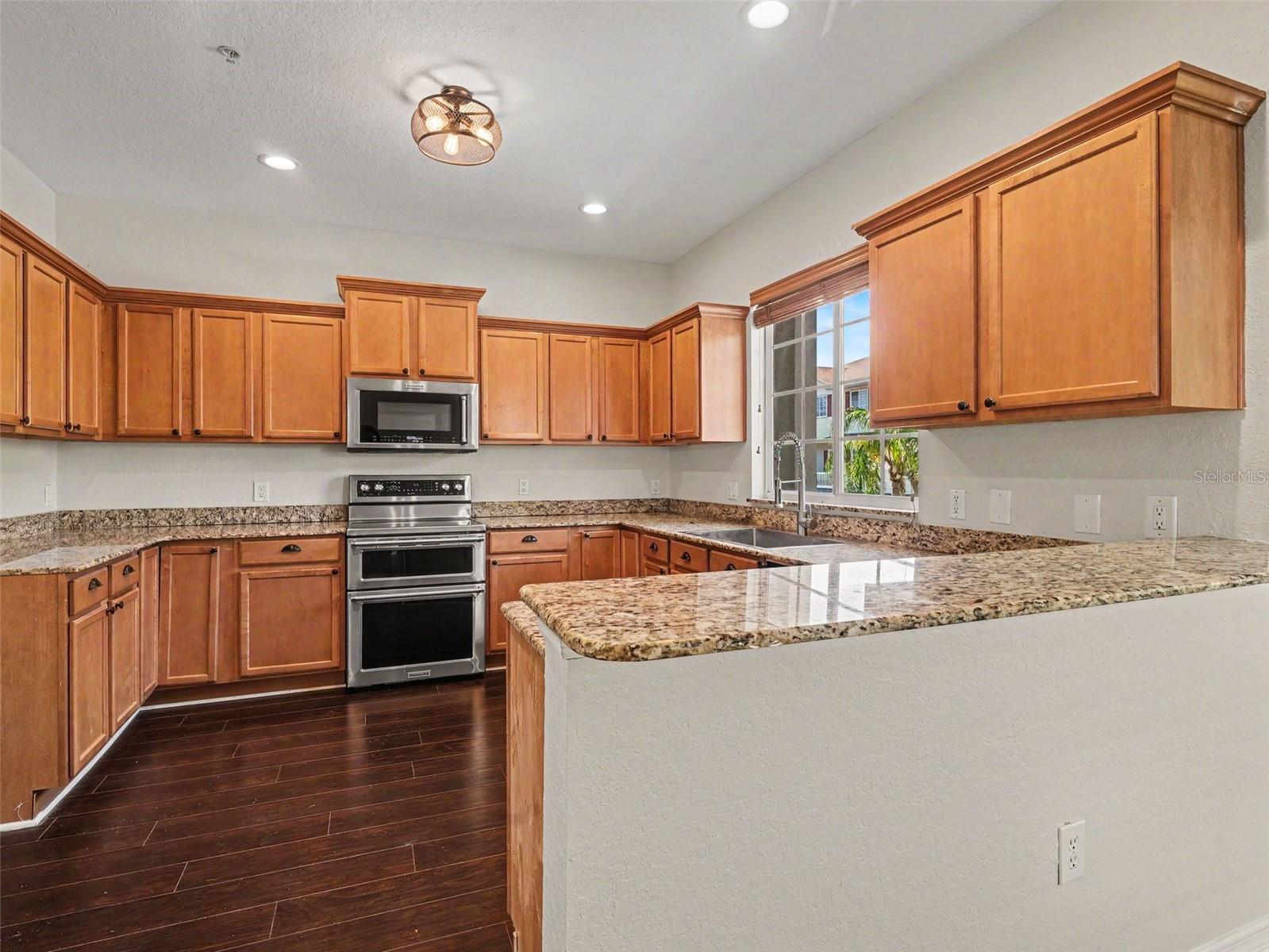 RIVERBAY TWNHMS PH ONE - Residential