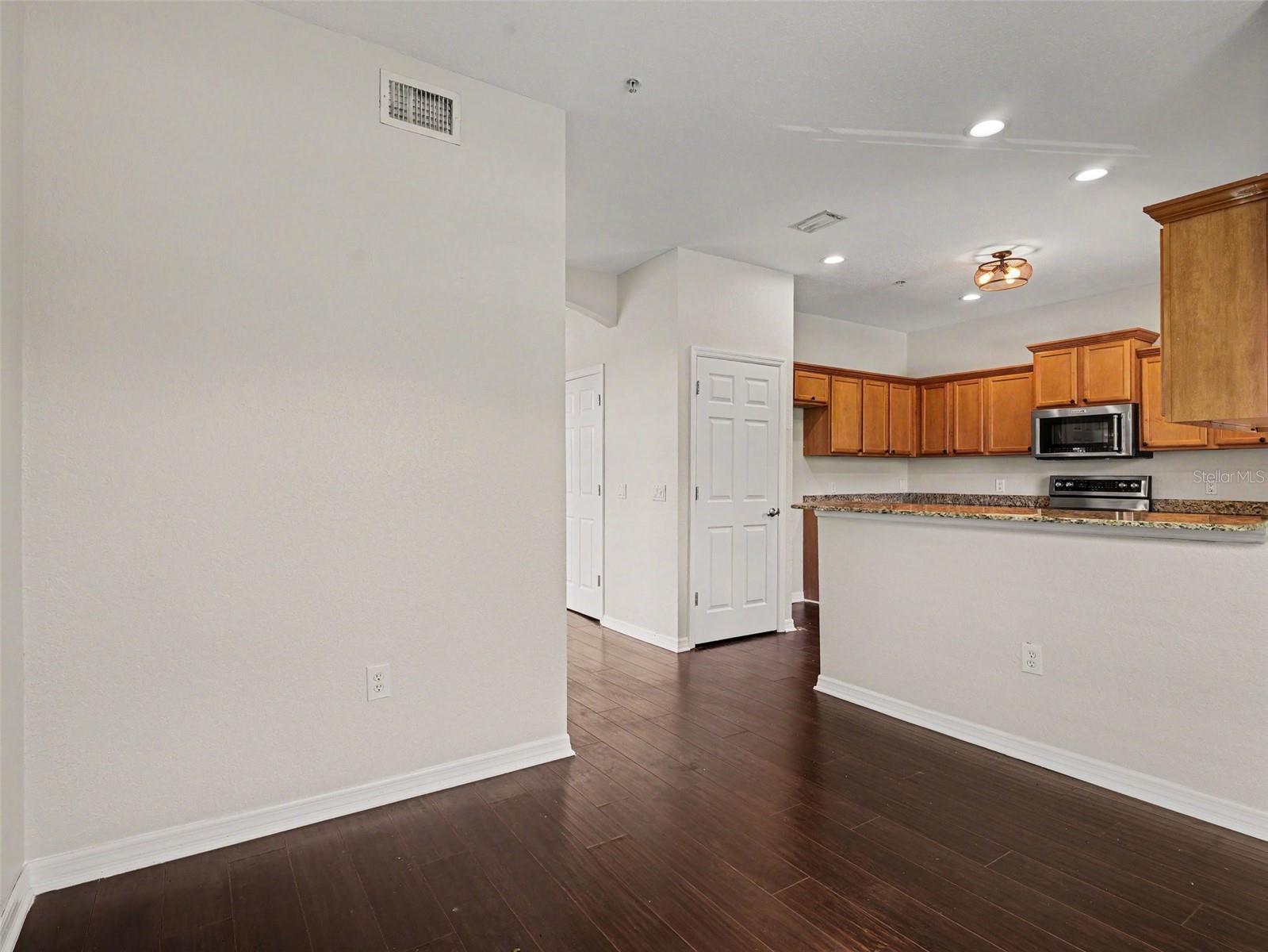 RIVERBAY TWNHMS PH ONE - Residential