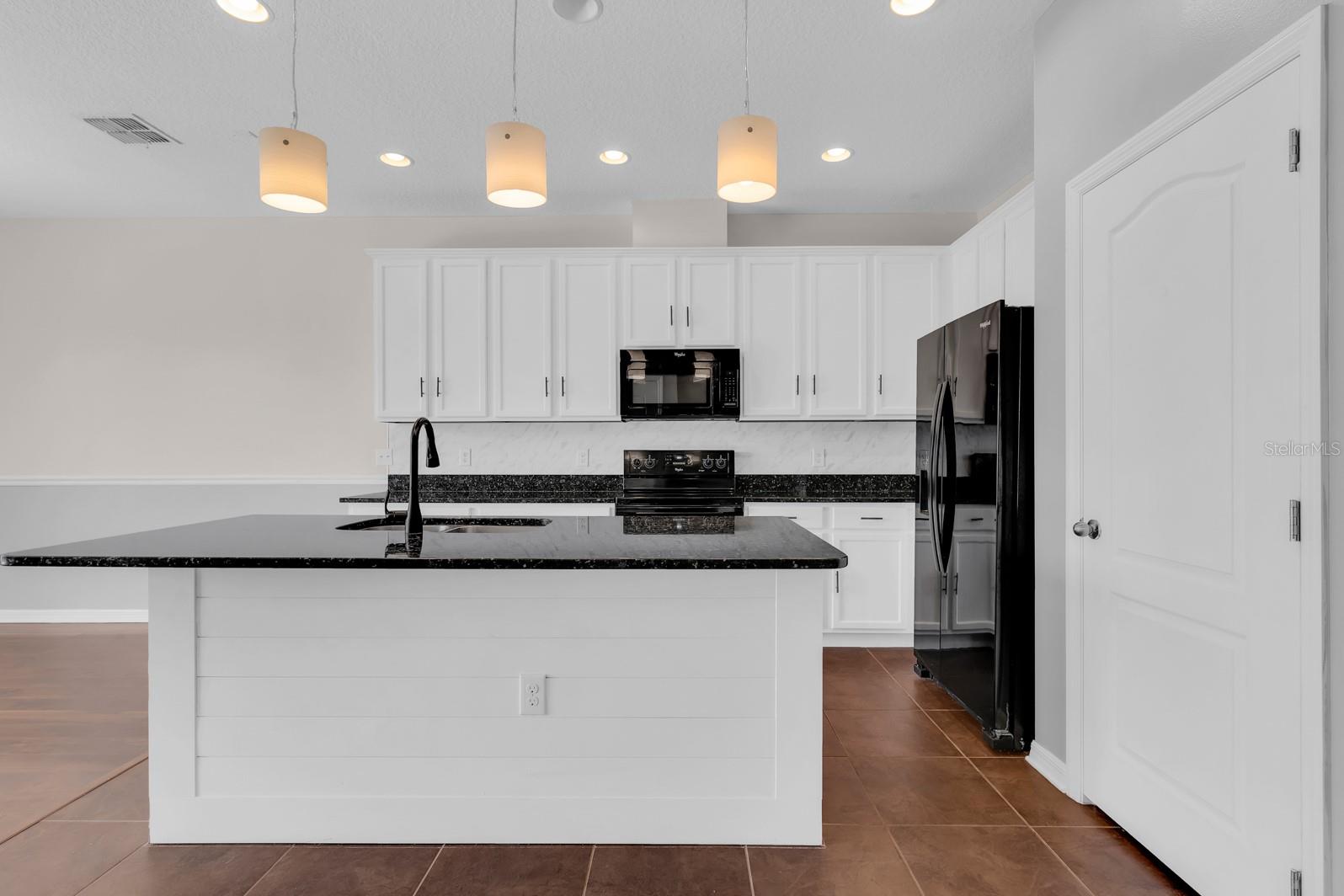 RIVERVIEW TWNHMS PH II - Residential