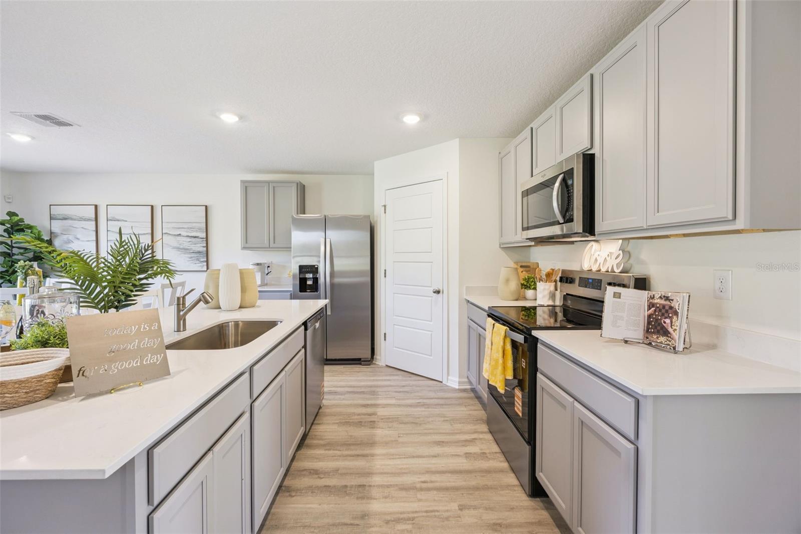 MAGNOLIA POINTE - Residential