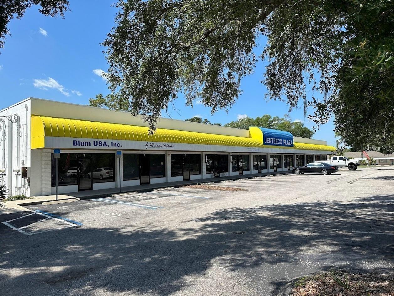 Versatile Retail Space for Lease in Convenient Strip Center, Ocala, North Central Florida Introducing an excellent leasing opportunity for a versatile 530 square feet retail space located in a convenient strip center off SR 40/E Silver Springs Blvd in Ocala, North Central Florida. Contact us today to schedule a viewing and explore the vast potential this space holds for your business.