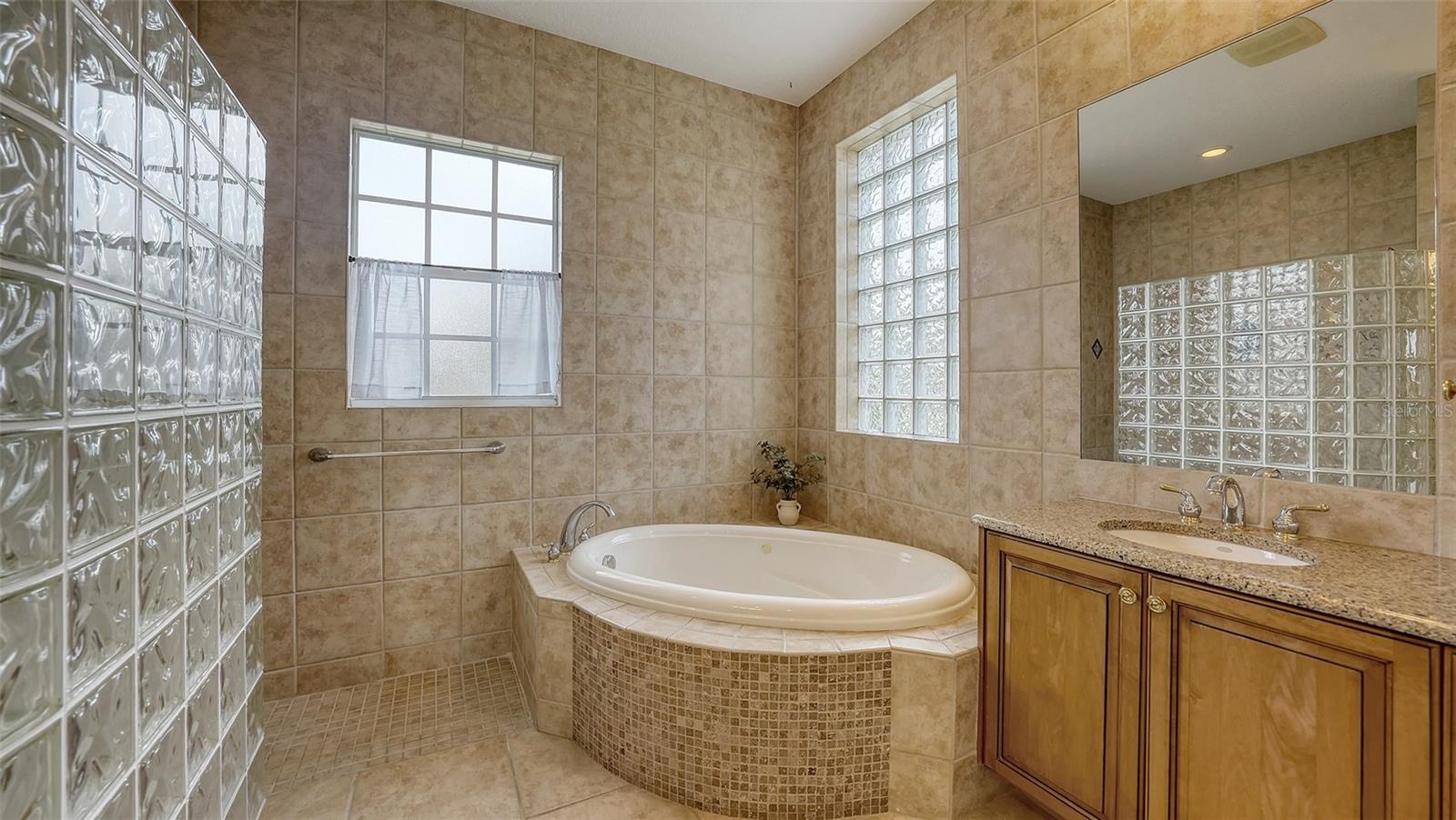 SECLUDED OAKS - Residential