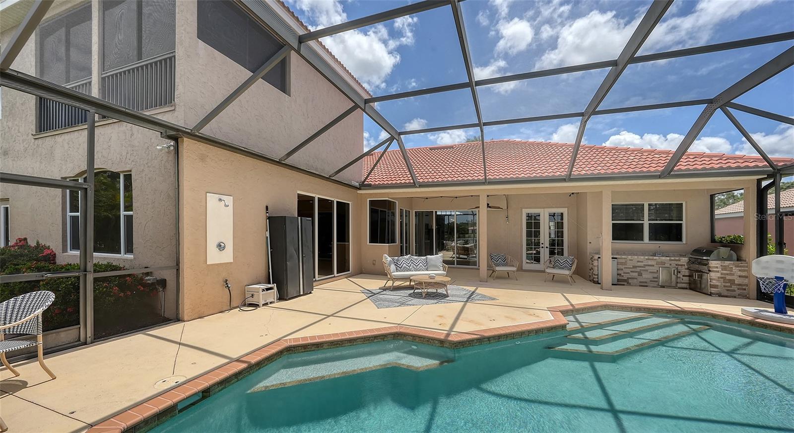 SECLUDED OAKS - Residential