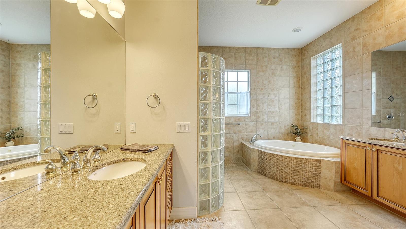 SECLUDED OAKS - Residential