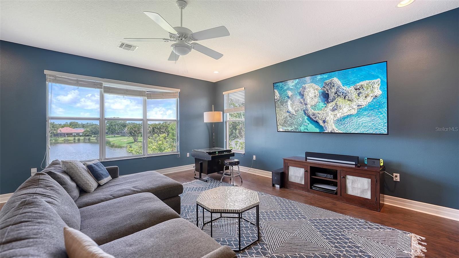 SECLUDED OAKS - Residential