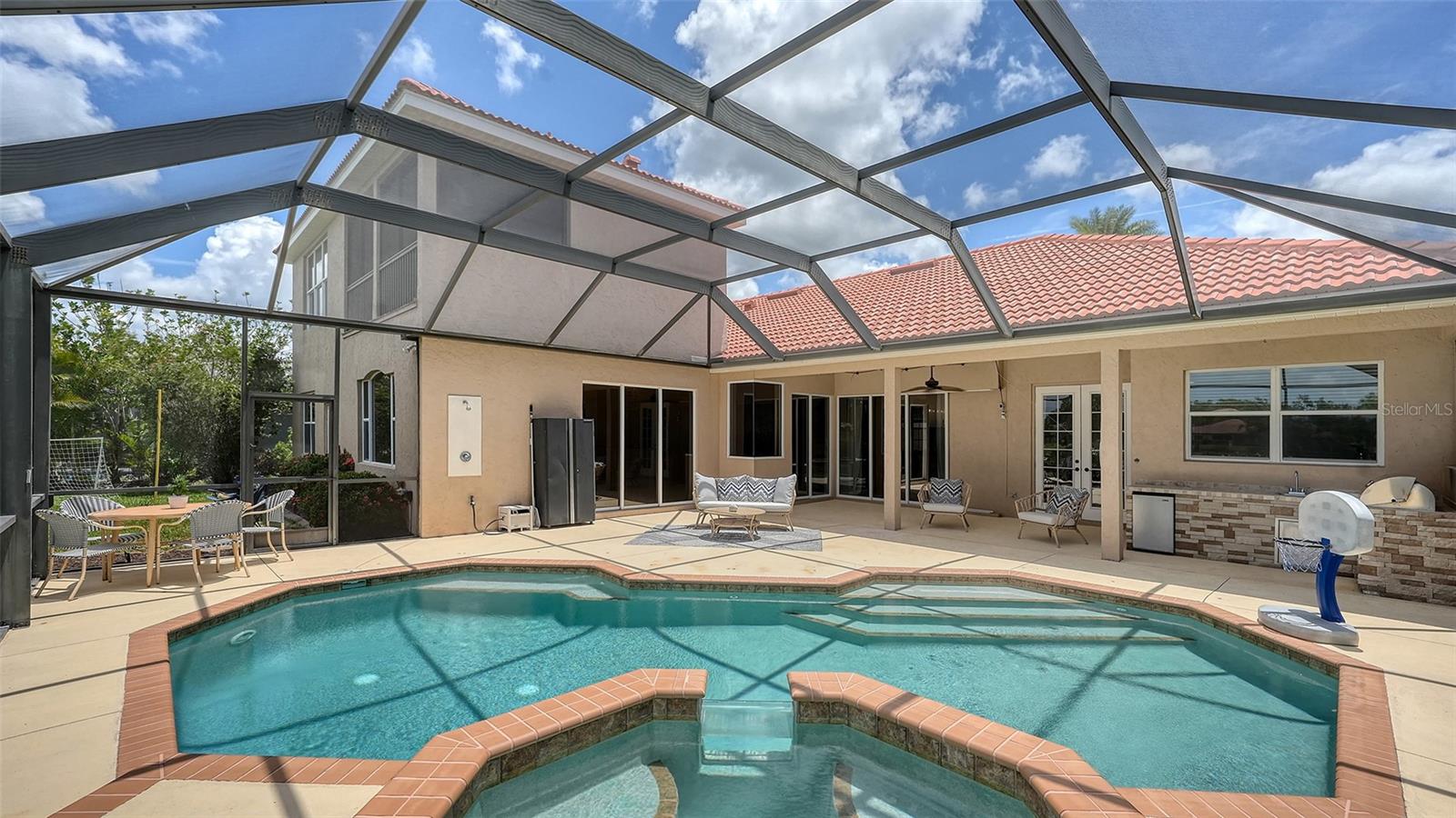 SECLUDED OAKS - Residential