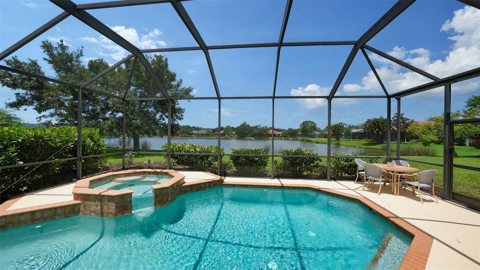 SECLUDED OAKS - Residential