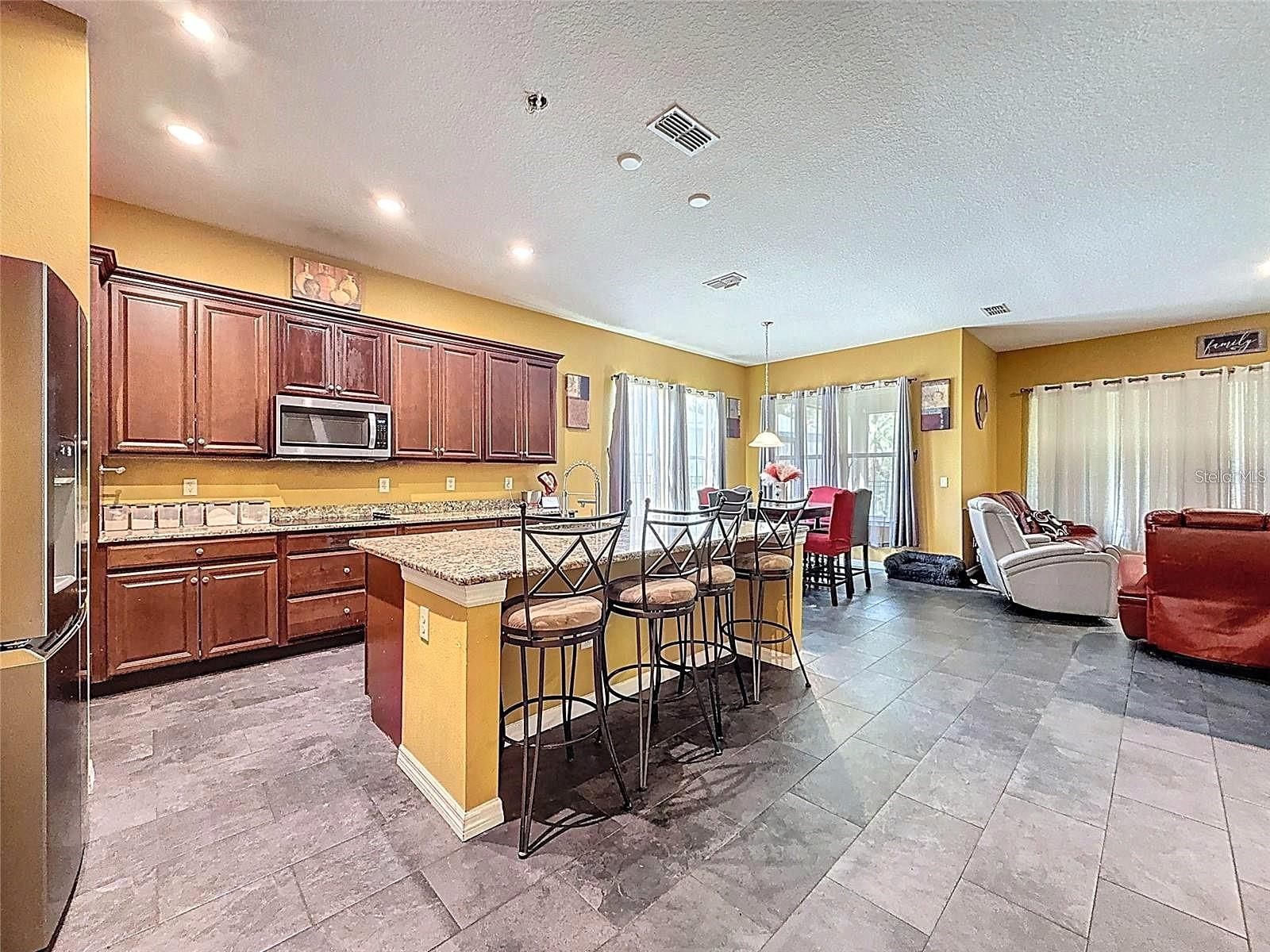 4916 ROLLING GREEN DRIVE