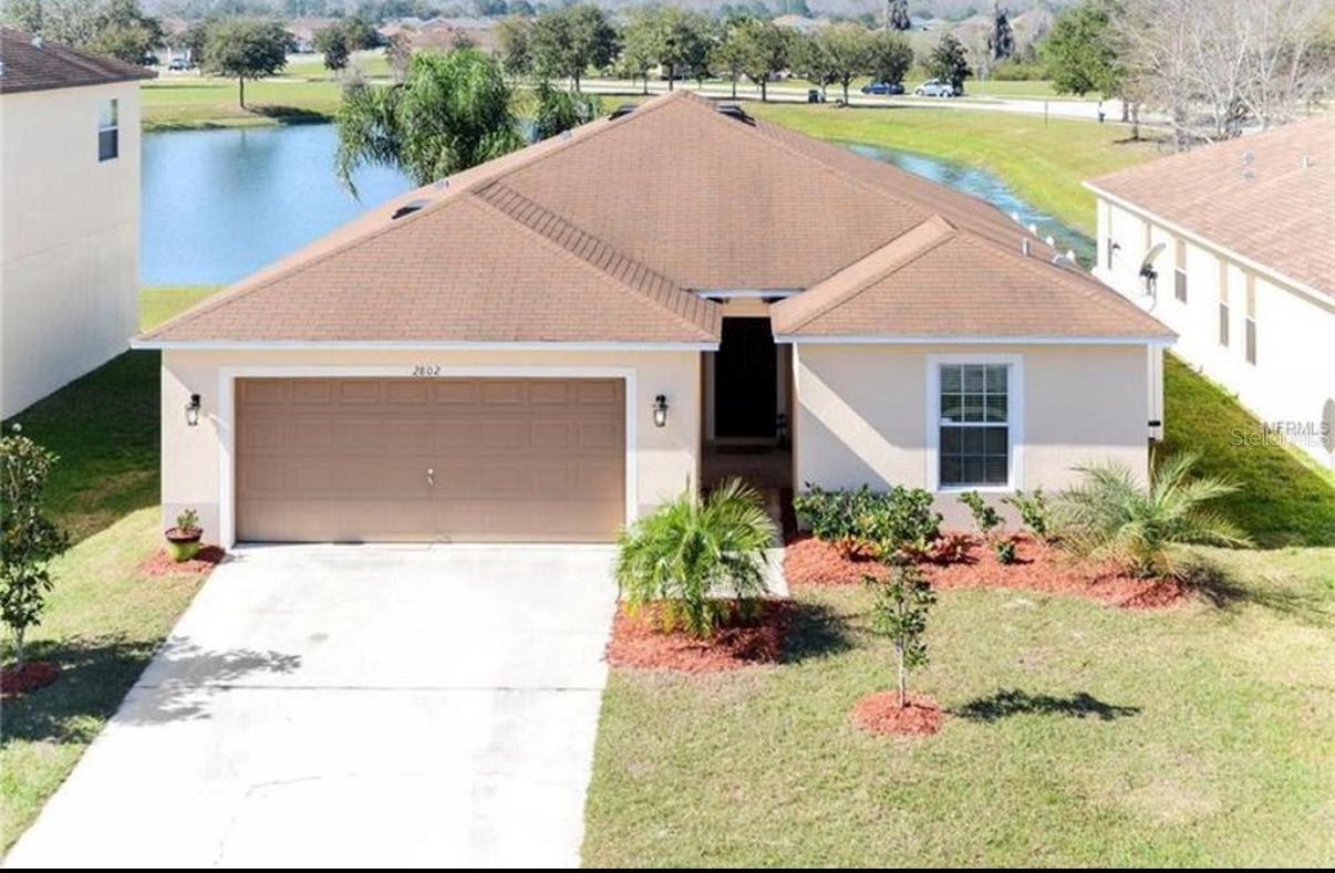Ready to move in, beautiful house with 4 bedrooms and 2 bathrooms, open and well-defined spaces, nice large kitchen with granite countertop and all luxury appliances, something that you will love is all ceramic floors, and the most beautiful thing about this house is its view of the lake with its covered porch to enjoy the sunset with the family, do not miss this opportunity to live in this community that has its social areas, swimming pool, park and green areas to share with your family and friends. .... In addition to all this, you can save on your ENERGY bill since we have SOLAR PANELS, you will pay a minimum payment on your energy.
