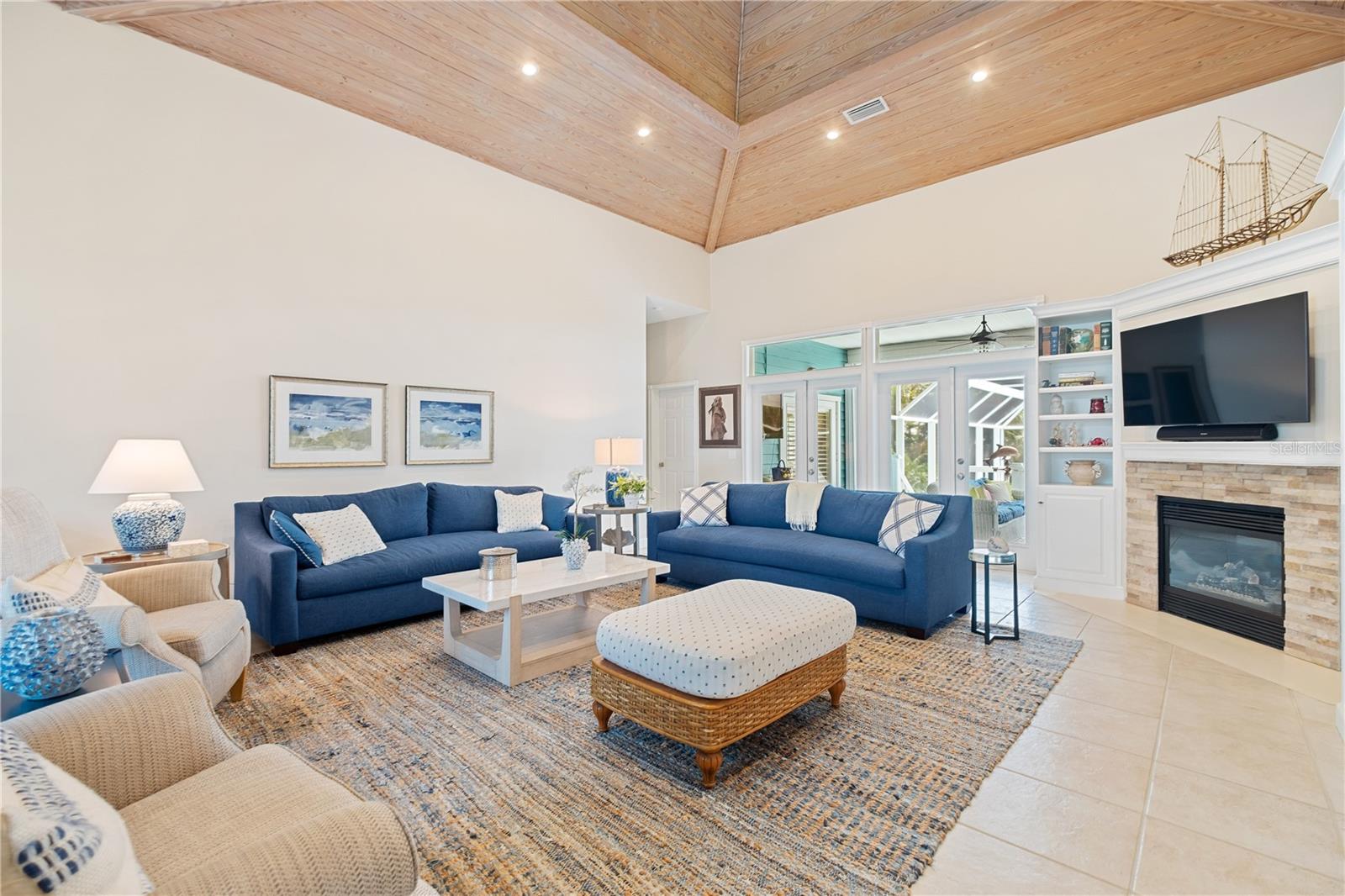 2519-EAGLE POINT CLUB THE - Residential